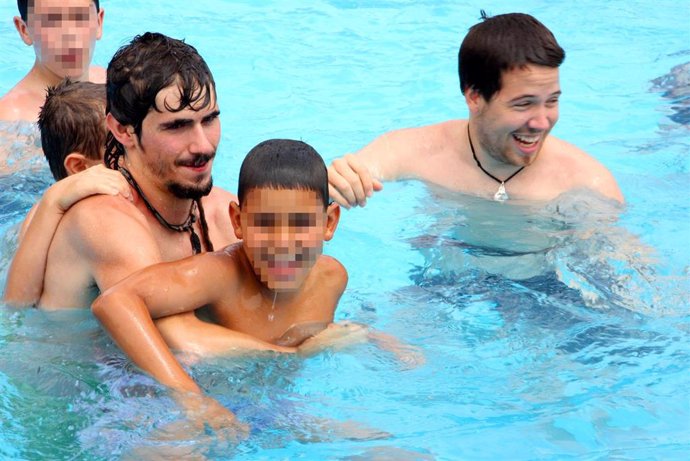 Menores en una actividad en una piscina
