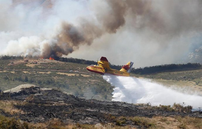 Un hidroavión arroja agua en la zona afectada por los incendios de Miraflores y La Granja.