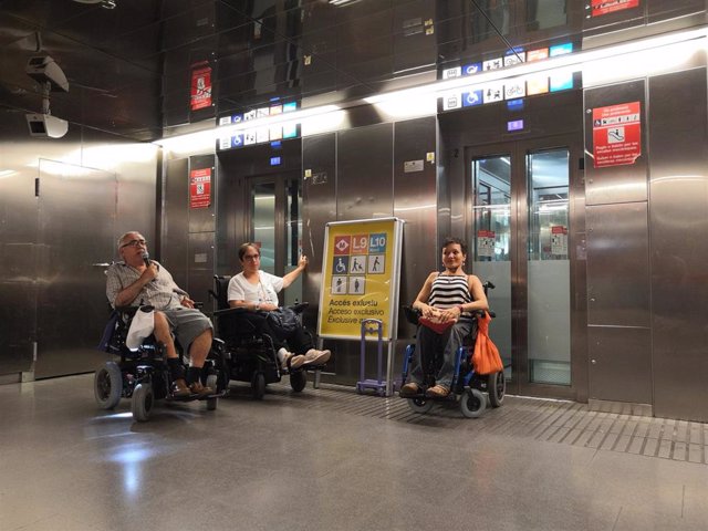 Protesta de personas con movilidad reducida en la estación de Metro de La Sagrera.