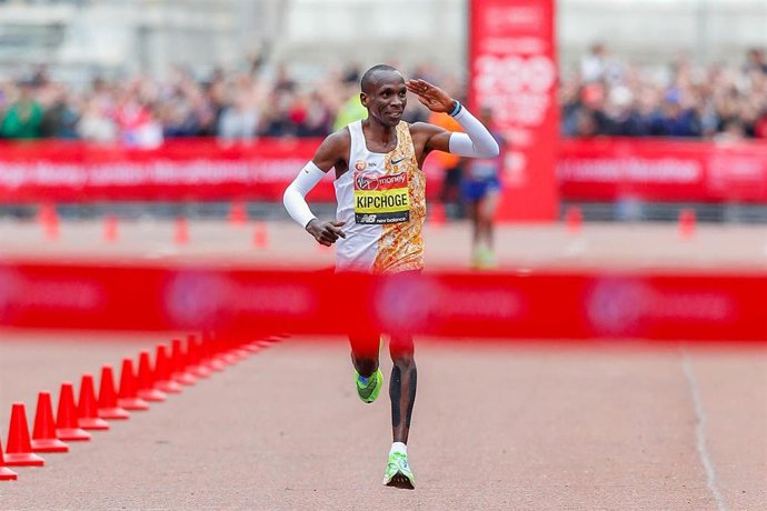 Eliud Kipchoge (Kenya) approaching the finish line in the Men's Elite race during the Virgin Money 2019 London Marathon on April 28, 2019 in London, England - Photo Ian Stephen / ProSportsImages / DPPI