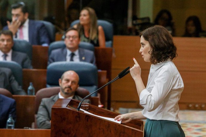 La candidata del PP a la Presidencia de la Comunidad de Madrid, Isabel Díaz Ayuso, durante su turno de réplica en el debate del segundo pleno de su investidura en la Asamblea de Madrid.