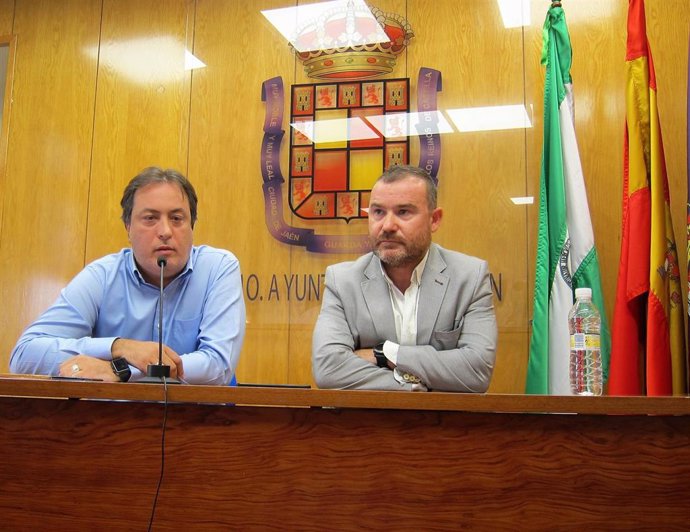 José Manuel Higueras, junto al también concejal Carlos Alberca.