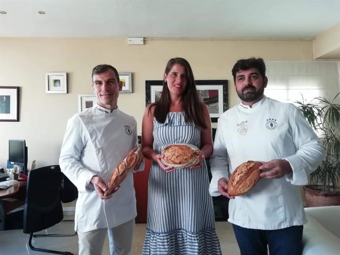 La delegada territorial de Agricultura de la Junta con profesionales del pan