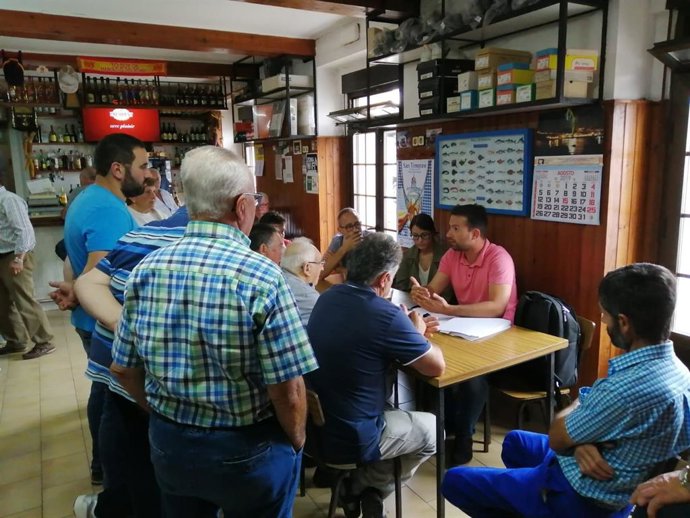 El diputado del PP Álvaro Queipo se reúne con vecinos de Valdés y Villayón.