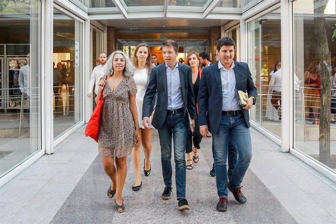 Los diputados de MásMadrid en la Asamblea de Madrid: Jazmín Beirak Ulanosky (1i); Íñigo Errejón (3i) y Pablo Gómez Perpiny (1d), a su llegada al debate y votación del segundo pleno de la investidura de la candidata del PP a la Presidencia de la Comunid