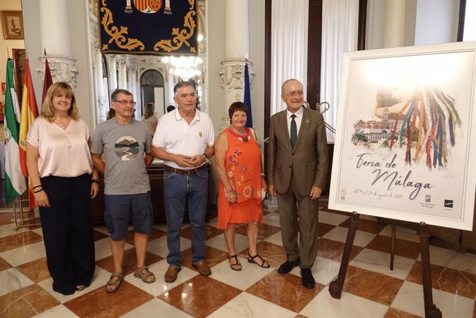 El Ayuntamiento De Málaga Informa: El Alcalde Recibe A Una Familia Francesa Que Lleva 48 Años Visitando Málaga Ininterrumpidamente