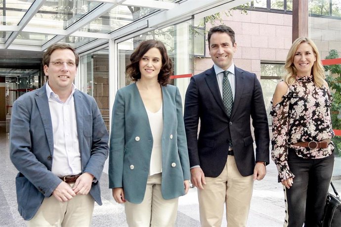 (I-D) El alcalde Madrid, José Luís Martínez-Almeida; la candidata del PP a la Presidencia de la Comunidad de Madrid, Isabel Díaz Ayuso; el secretario general del Partido Popular, Teodoro García Egea; y la presidenta del PPN, en la Asamblea de Madrid.