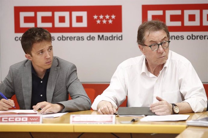 El candidato de Más Madrid a la Presidencia de la Comunidad de Madrid, Íñigo Errejón (i), se reúne con la ejecutiva de CCOO de Madrid, encabezada por su secretario general, Jaime Cedrún (d).