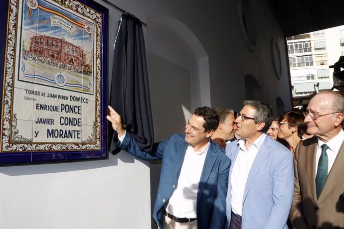 El presidente de la Junta, Juanma Moreno ( 1iz  ), con el Alcalde de Málaga(  ), Francisco de la Torre (1Dch  ) en la reinauguración de la Plaza de Toros de La Malagueta.