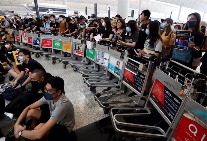 Manifestantes en el aeropuerto de Hong Kong