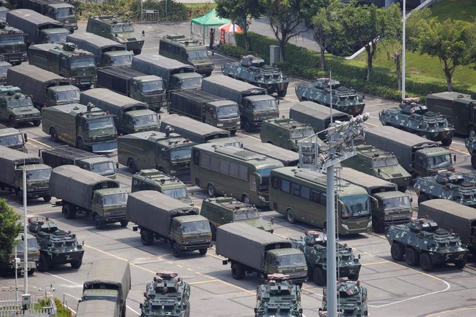 Fuerzas paramilitares chinas junto al estadio de Shenzhen