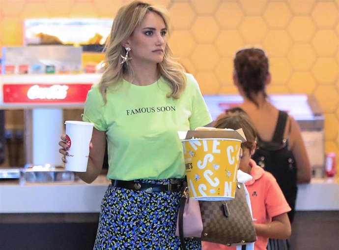 Alba Carrillo en el cine con su pequeño Lucas