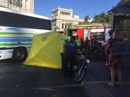Asitencia médica a una motorista atropellada en la plaza de Cibeles