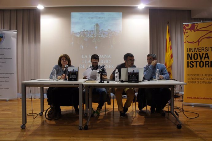 La escritora Patricia Gabancho, el periodista Quim Rutllant, el escritor y jefe de investigación del Institut Nova Histria, Jordi Bilbeny, y el experto en cultura popular, Jan Grau, en la presentación del libro La Sardana y la religión de las brujas, d