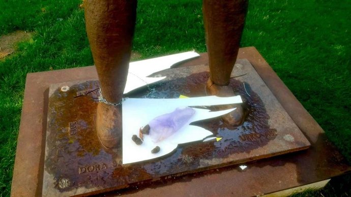 Desperfectos en la placa de la escultura 'Gogoan' después de ser arrancada y hayan colocado excrementos de perro sobre ella