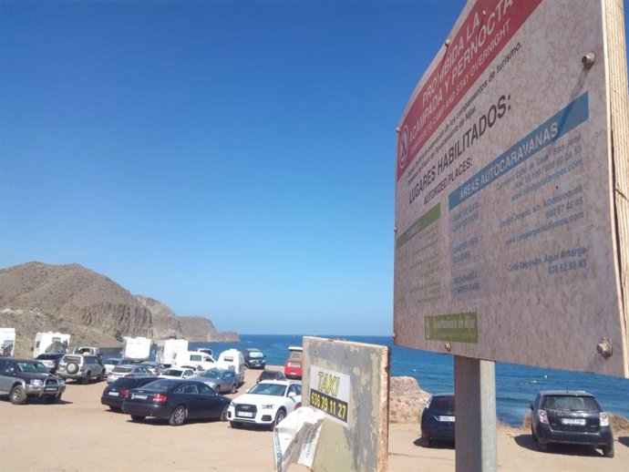 Autocaravanas estacionadas esta semana en la Isleta del Moro, en el parque natural de Cabo de Gata-Níjar