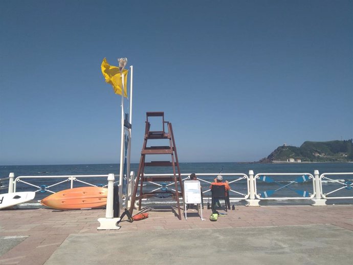 Bandera amarilla ondeando en la playa de Ribadesella, en el puesto de Salvamento. 