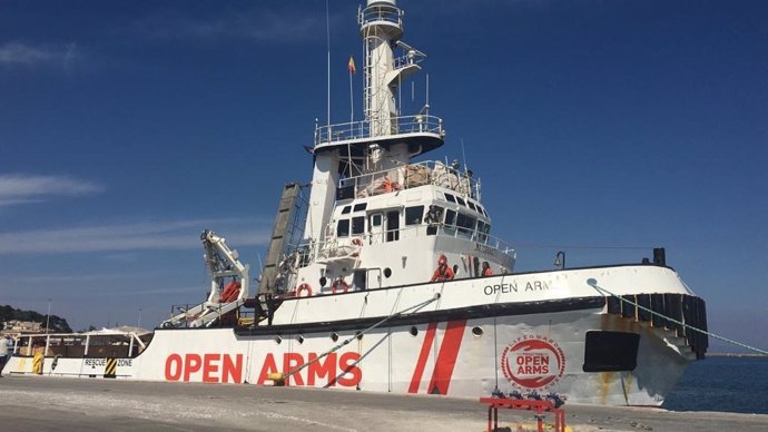 Open Arms amarra al port de Mitilini (Lesbos)
