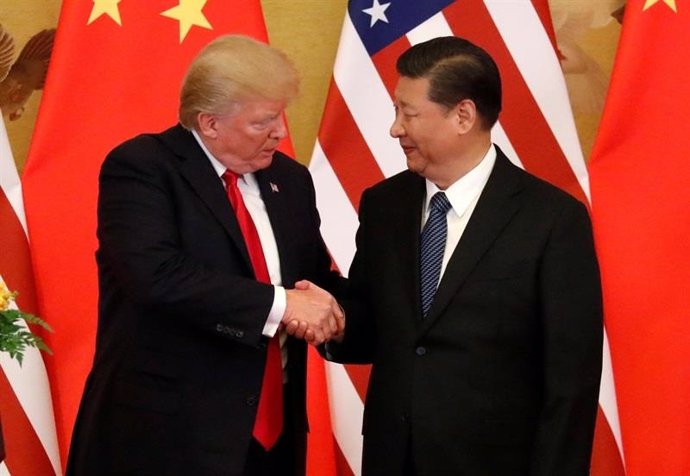 El presidente estadounidense, Donald Trump,  y su homólogo chino, Xi Jiping, se dan la mano
