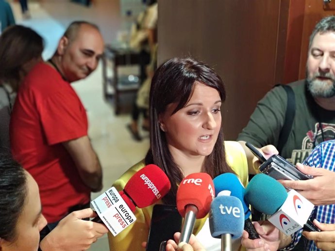 La portavoz de Ciudadanos en la Junta, Laura Pérez Macho, atiende a los medios tras el pleno de elección del presidente.