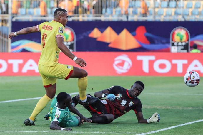 10 July 2019, Egypt, Cairo: Benin's Olivier Verdon (L), Senegal's Sadio Mane and Benin's Saturmin Allagbe battle in action during the 2019 Africa Cup of Nations quarter final soccer match between Senegal and Benin at the 30 June stadium. Photo: Omar Zoh