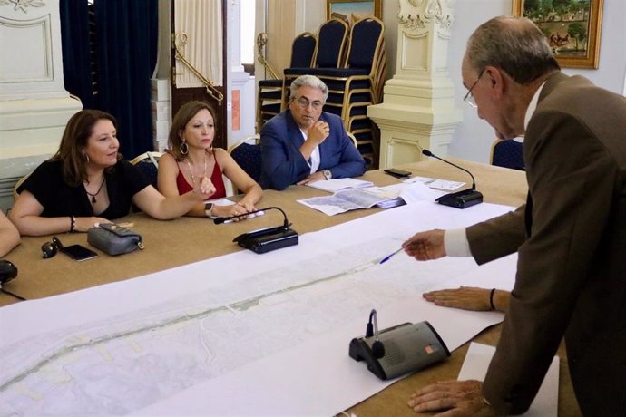 El alcalde de Málaga, Francisco de la Torre, explica a la consejera de Agricultura, Carmen Crespo, proyectos de la ciudad.