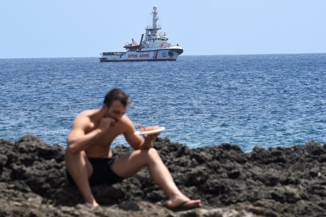 Barco de la ONG Open Arms frente a Lampedusa