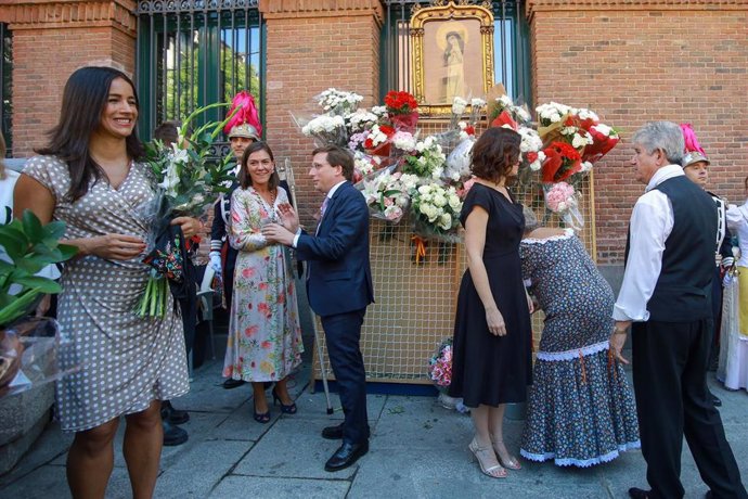 (I-D) La vicealcaldesa de Madrid, Begoña Villacís, el alcalde de Madrid, José Luis Martínez-Almeida, y la presidenta de la Comunidad de Madrid, Isabel Díaz Ayuso, participan en la ofrenda floral ante el cuadro de la Virgen de la Paloma en la capital.