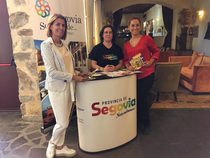 Personas encargadas de uno de los puntos de información itinerantes que Prodestur ha establecido en varios hoteles de la capital y la provincia de Segovia.