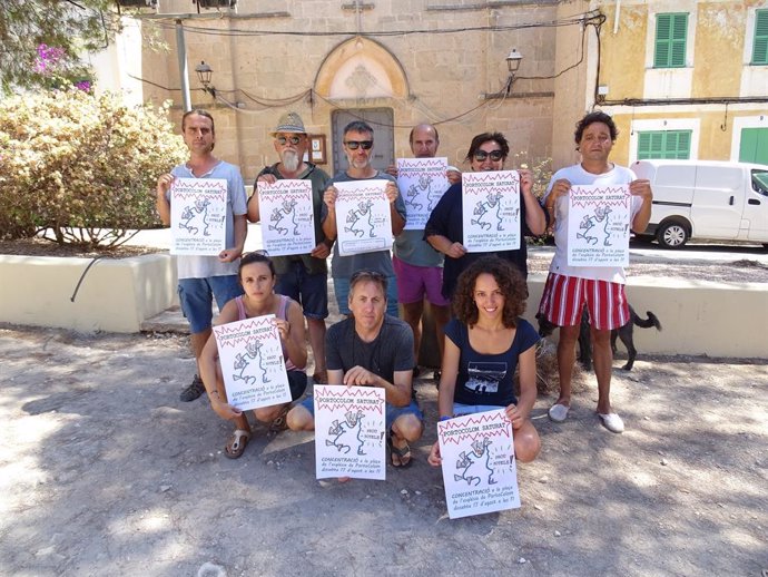 Representants de la Plataforma Salvem Portocolom durant una protesta per la paralització dels nous hotels al casc antic de Portocolom. 