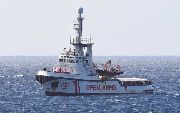 Vaixell de l'ONG Open Arms front a Lampedusa