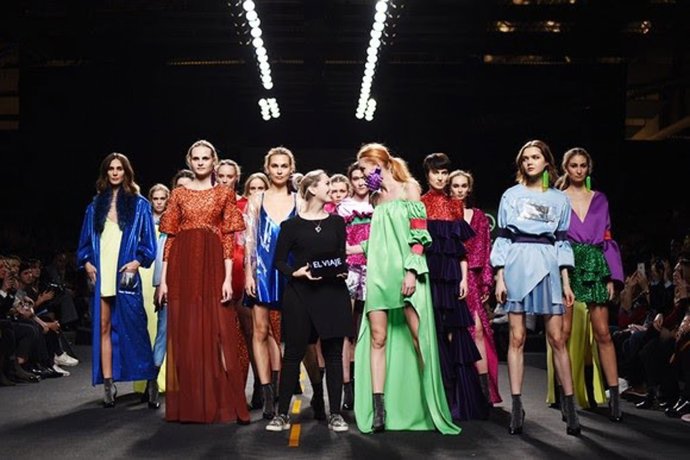 La diseñadora Paloma Suárez con modelos que lucen sus trabajos