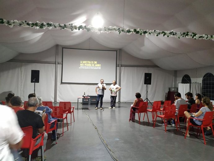 Foto de la presentación en Morillo de Tou del programa de la VIII Muestra de cine más pequeña de Ascaso, que tendrá lugar del 27 al 31 de agosto.