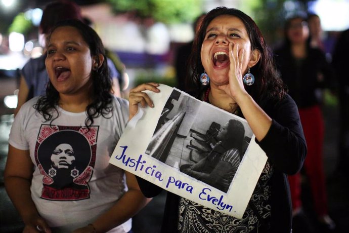 Manifestación en apoyo de Evelyn Hernandez en San Salvador