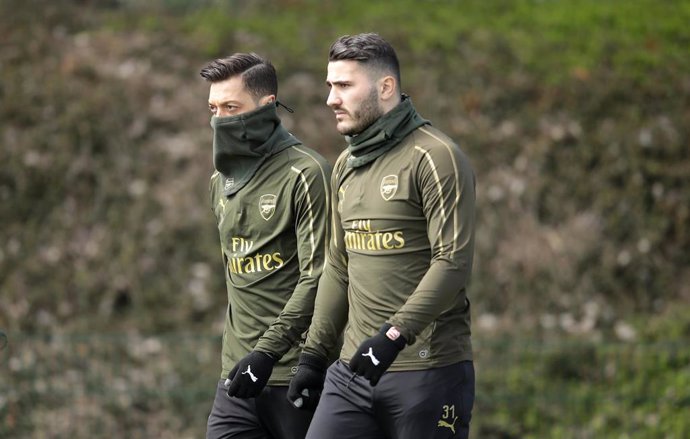 10 April 2019, England, London: Arsenal's Mesut Ozil (L) and Sead Kolasinac take part a training session at London Colney ahead of the Thursday's UEFAEuropa League quarter-final soccer match between Arsenal and Napoli at the Emirates Stadium. Photo: Ad