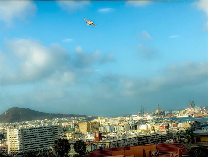 Hidroavión del Ejército del Aire sobrevolando el Puerto de Las Palmas para recoger agua para descargar en el incendio de Artenara