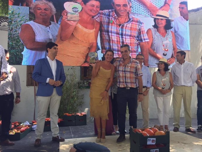 Sara Baras se adjudica el mejor lote de tomates Huevo de Toro del Guadalhorce (Málaga) en una subasta benéfica
