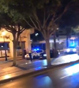 Un agente de la Policía Local de Marbella intercepta a un vehículo que acelera  y casi le atropella.