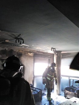 Bomberos apagan el incendio en el interior de un piso del barrio de La Viña de Lorca