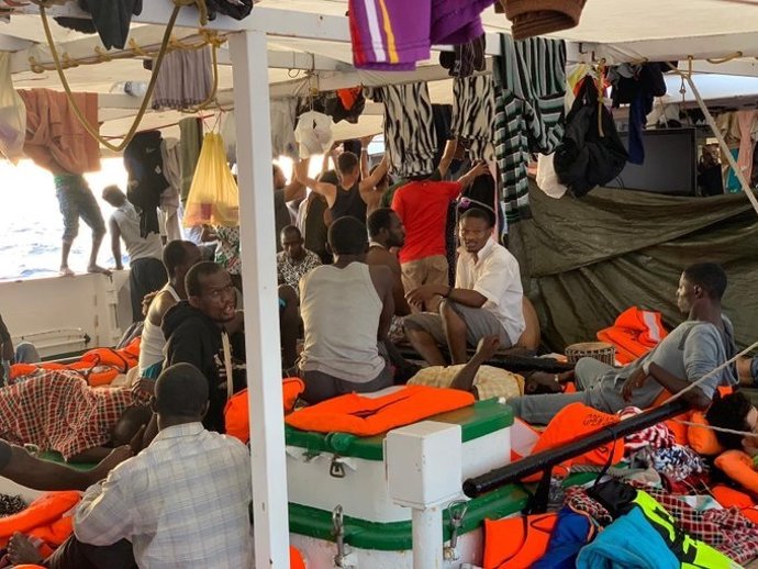 Persones rescatades per l'Open Arms, fondejat enfront de la illa italiana de Lampedusa.