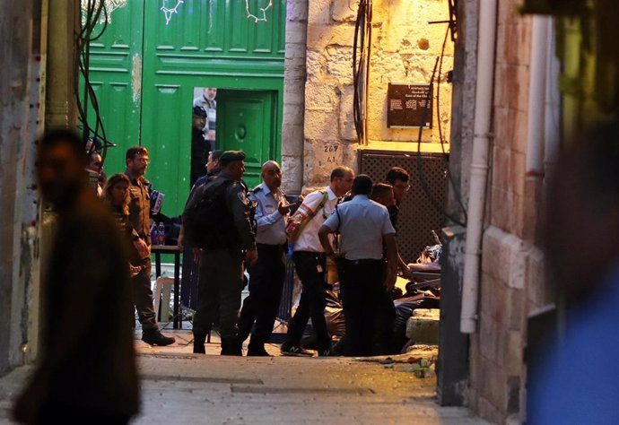 Dos adolescentes palestinos apuñalan a un policía israelí en Jerusalén