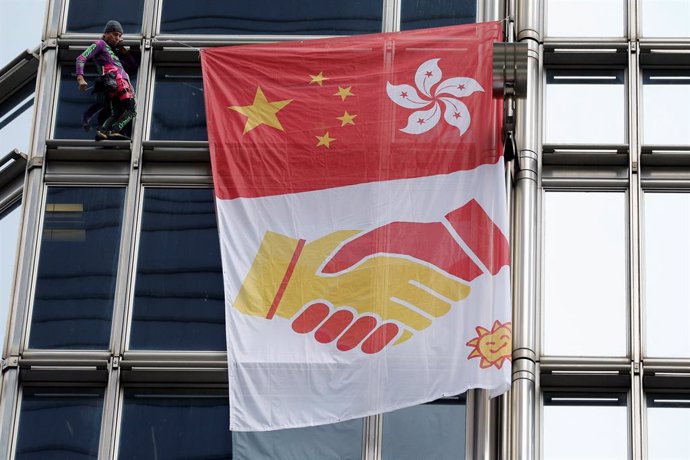 China.- Un activista francés escala un rascacielos de Hong Kong para llamar a la reconciliación