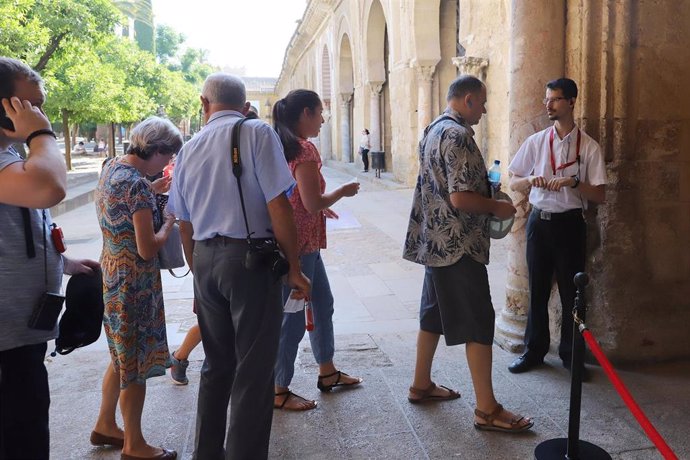 Un grupo de turistas accede al interior de la Mezquita-Catedral de Córdoba.