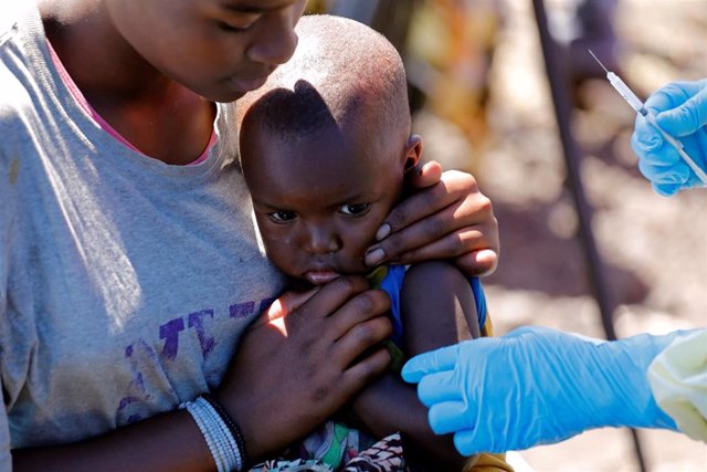 Niño recibe vacuna contra el ébola