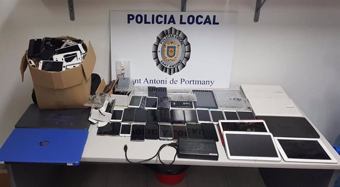 Mbils i material confiscat a una inspecció a un locutori de Sant Antoni (Eivissa).
