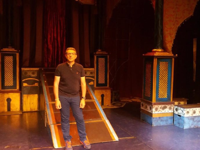 El director José Tomás Cháfer en el escenario del Teatro Cofidís Alcazar, con motivo del musical 'Aladin'