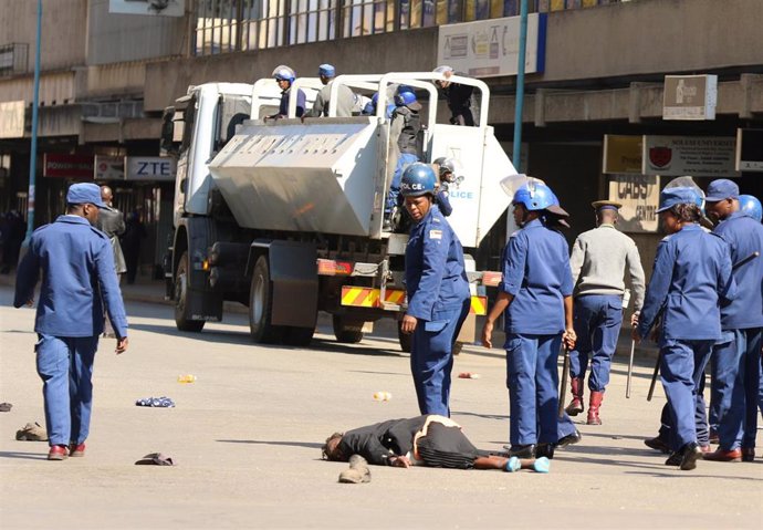 Una mujer herida durante una protesta antigubernamental en Harare