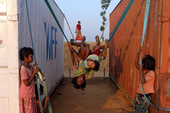 Niños refugiados rohingya en el asentamiento de Cox's Bazaar en Bangladesh