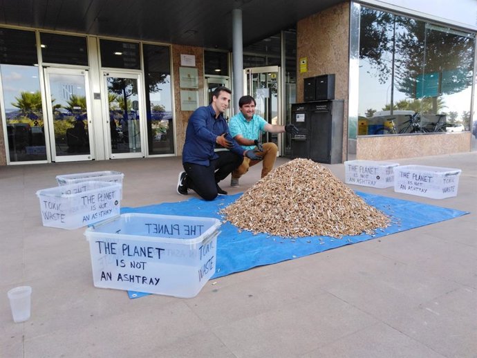 El fundador de la campanya 'No més burilles en el sl', Miquel Garau (esquerra), i el director general de Residus i Educació Ambiental, Sebasti Sansó, en la Conselleria de Medi ambient.