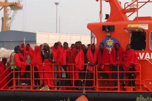 Llegada al puerto de Málaga de 73 personas rescatas de una patera por salvamento Marítimo